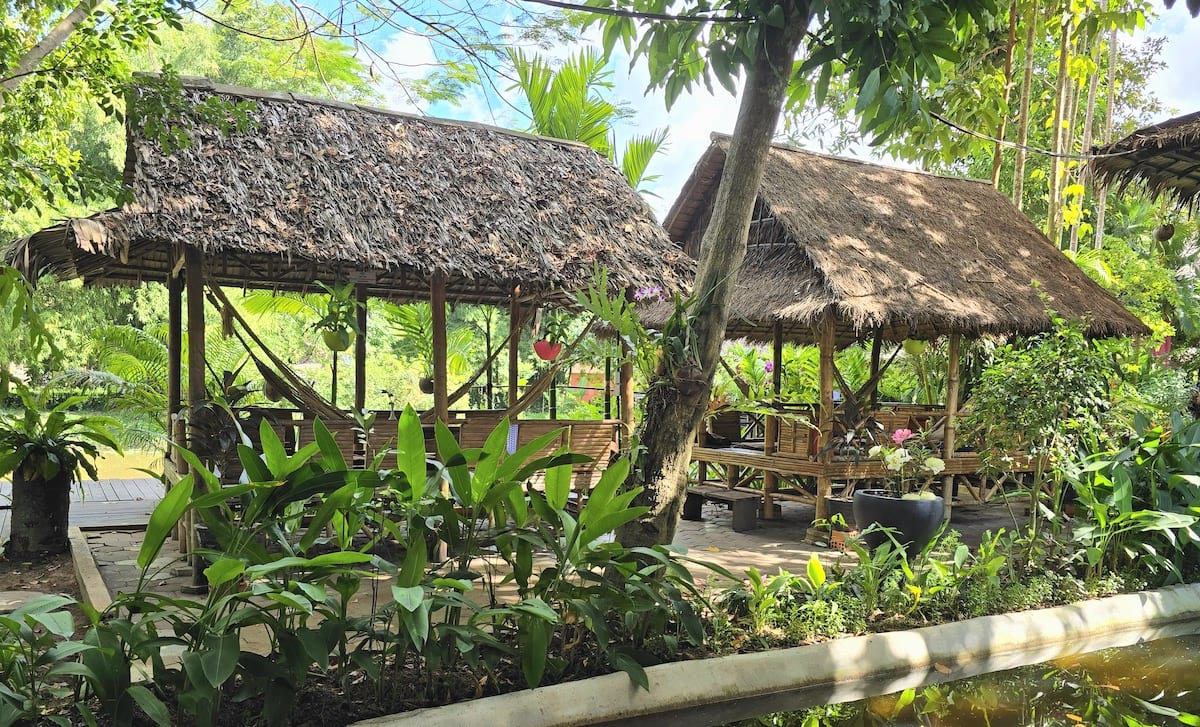 Überdachte Plätze für das Mittagsschläfchen in einem Restaurant bei Siem Reap. Foto: Beate Ziehres, Reiselust-Mag