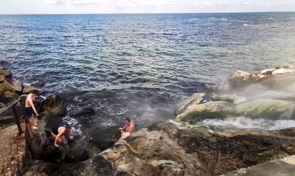 Korbous. Baden im erwärmten Meer. Foto: Beate Ziehres, Reiselust-Mag