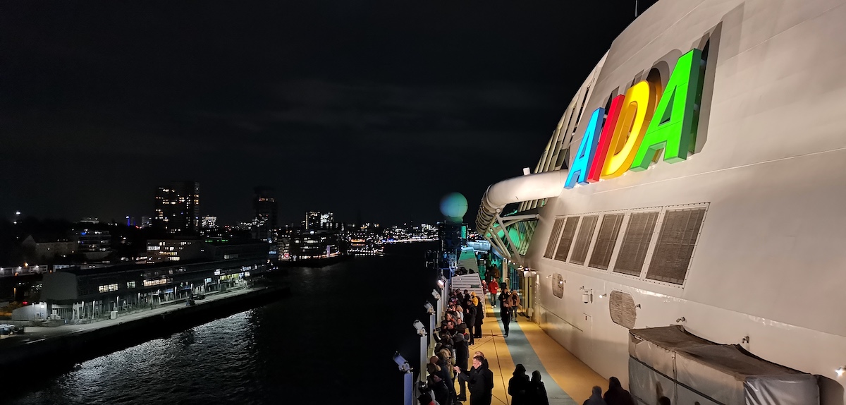 Kreuzfahrt Hamburg Mallorca: Aida Prima Auslauf Hamburg. Foto: Beate Ziehres, Reiselust-Mag