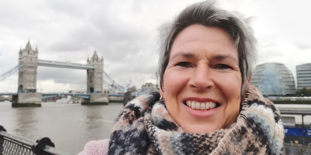 Beate in London, Tower bridge im Hintergrund. Foto: Beate Ziehres, Reiselust-Mag