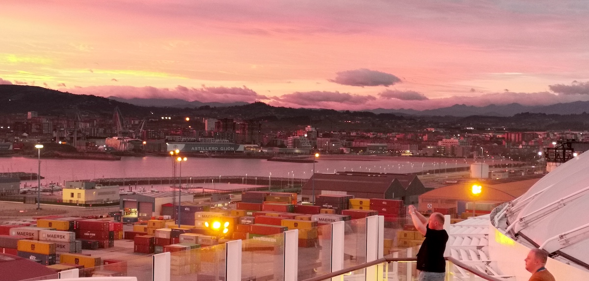 Kreuzfahrt Hamburg-Mallorca: Sonnenaufgang in Gijon. Foto: Beate Ziehres, Reiselust-Mag