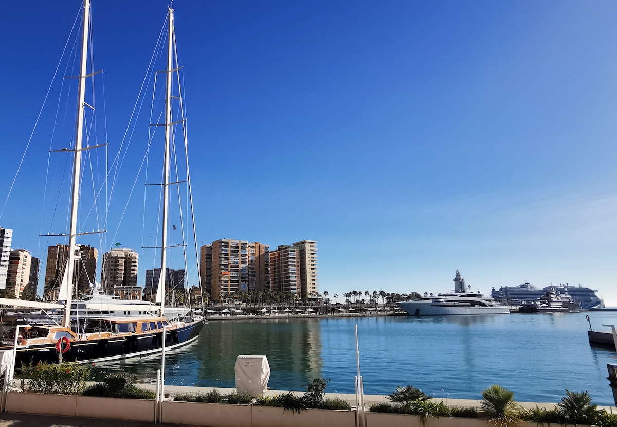 Kreuzfahrt Hamburg Mallorca Malaga, Suchbild mit Aida Prima, Foto: Beate Ziehres