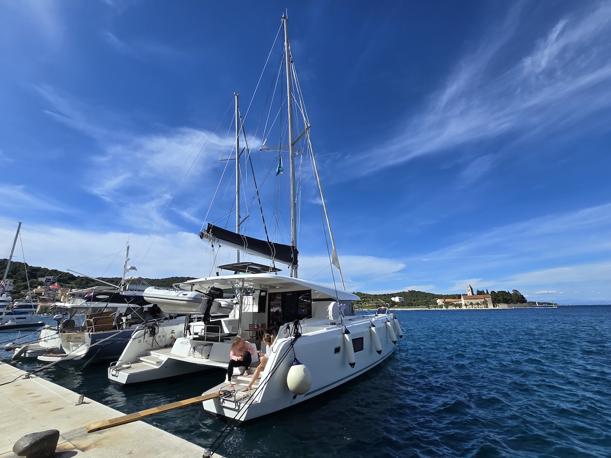 Segeltörn Kroatien, angelegt in Vis. Foto: Beate Ziehres, Reiselust-Mag