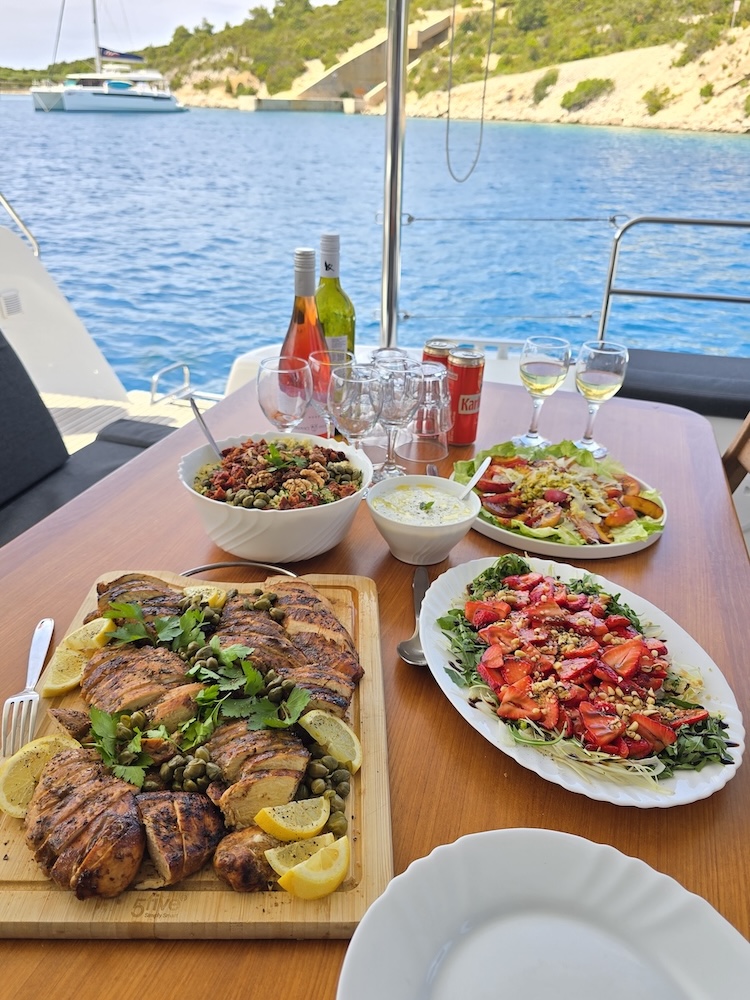 Segeltörn Kroatien, Mittagessen an Bord. Foto: Beate Ziehres, Reiselust-Mag