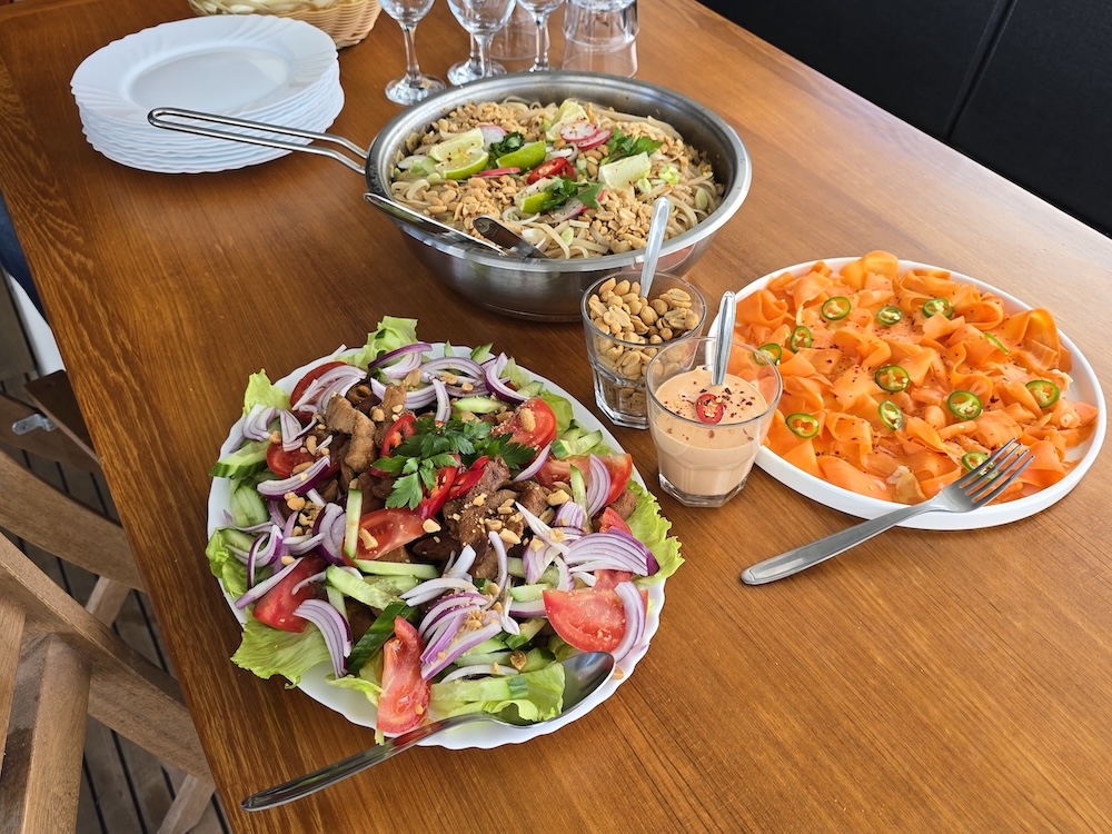 Segeltörn Kroatien, Mittagessen an Bord. Foto: Beate Ziehres, Reiselust-Mag