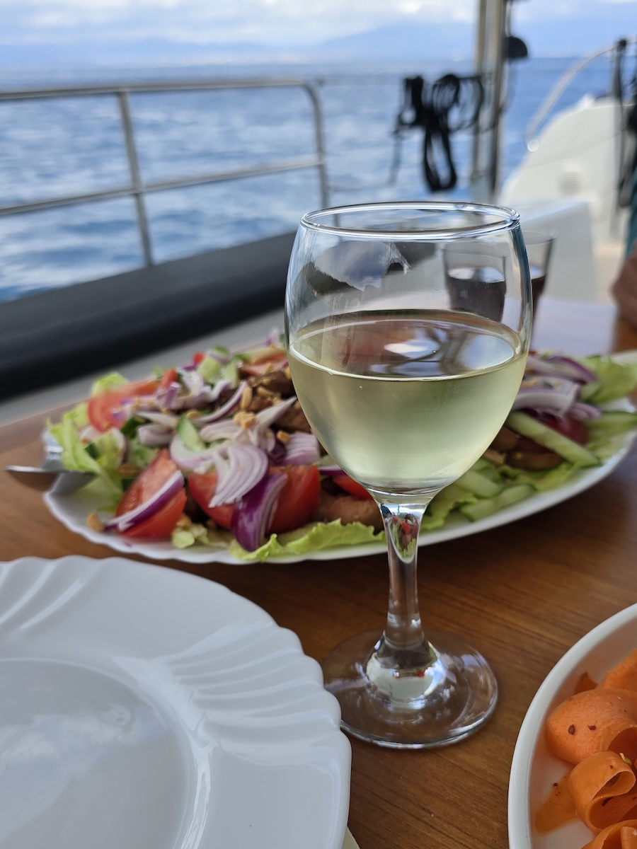 Segeltörn Kroatien, gutes Mittagessen, Wein. Foto: Beate Ziehres, Reiselust-Mag
