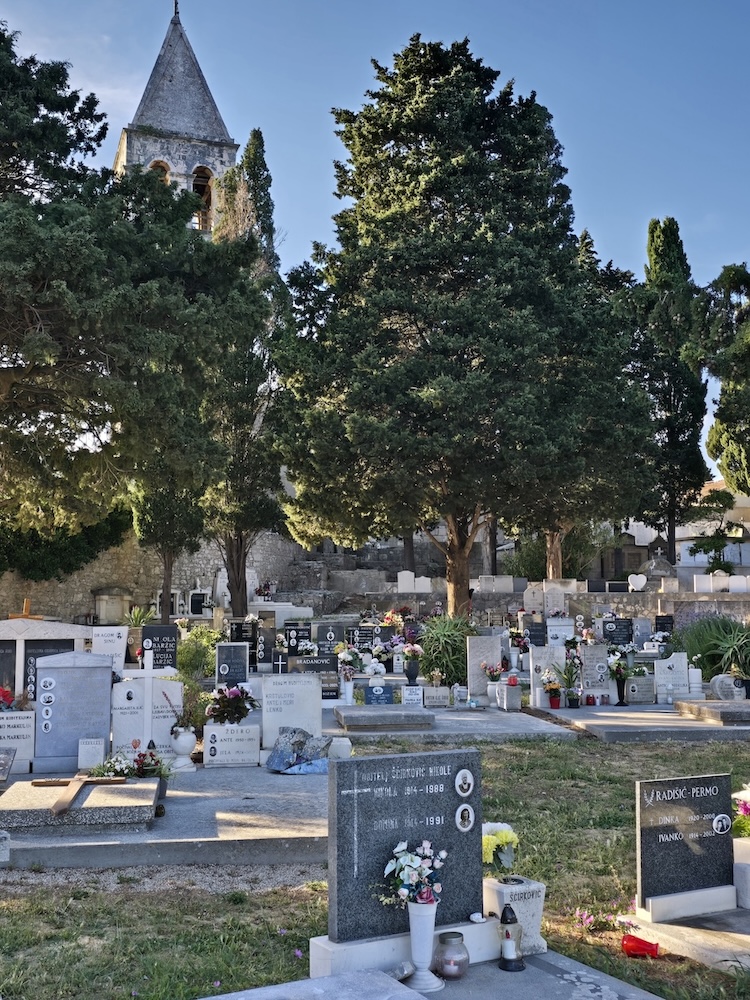 Segeltörn Kroatien, Friedhof St. Jeronim Vis. Foto: Beate Ziehres, Reiselust-Mag