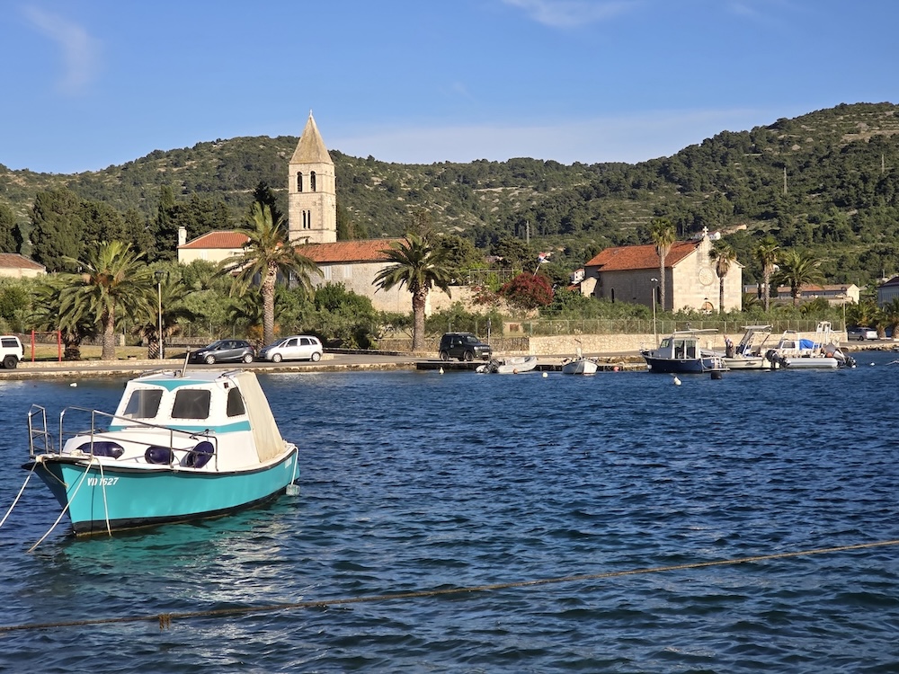 Segeltörn Kroatien, Kirche und Kloster St. Jeronim Vis. Foto: Beate Ziehres, Reiselust-Mag