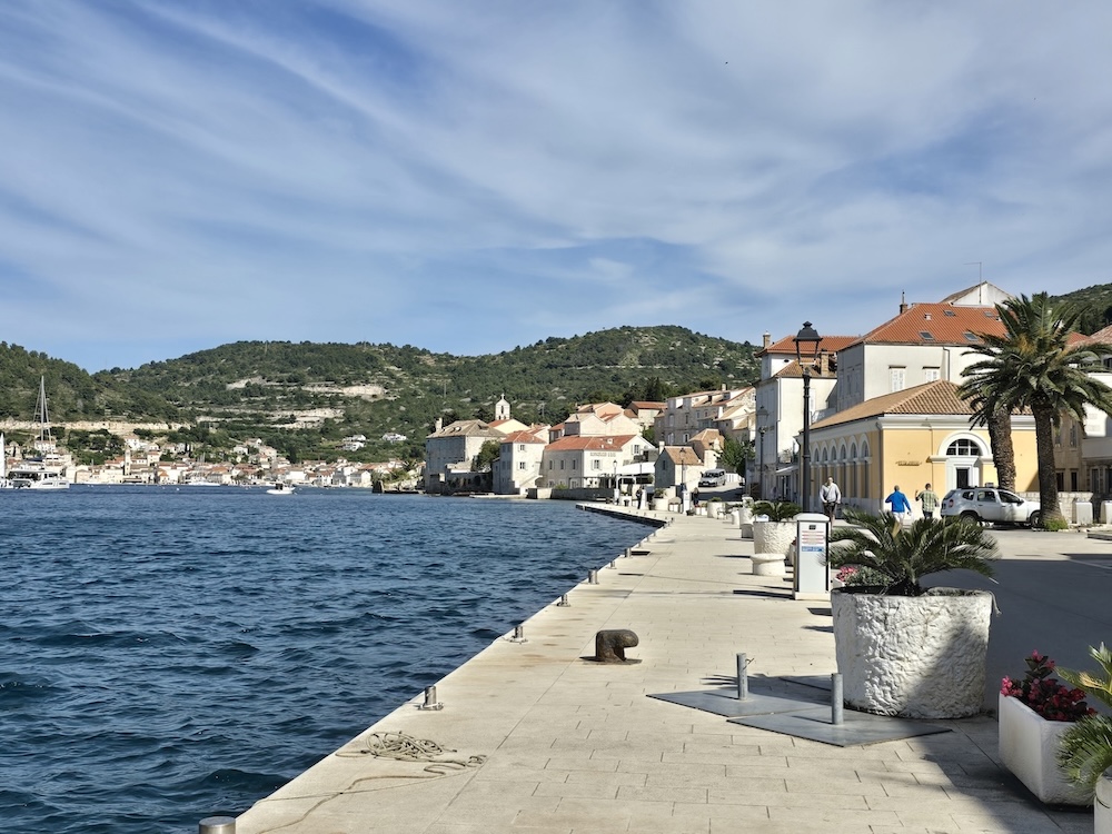 Segeltörn Kroatien, Uferpromenade Vis. Foto: Beate Ziehres, Reiselust-Mag