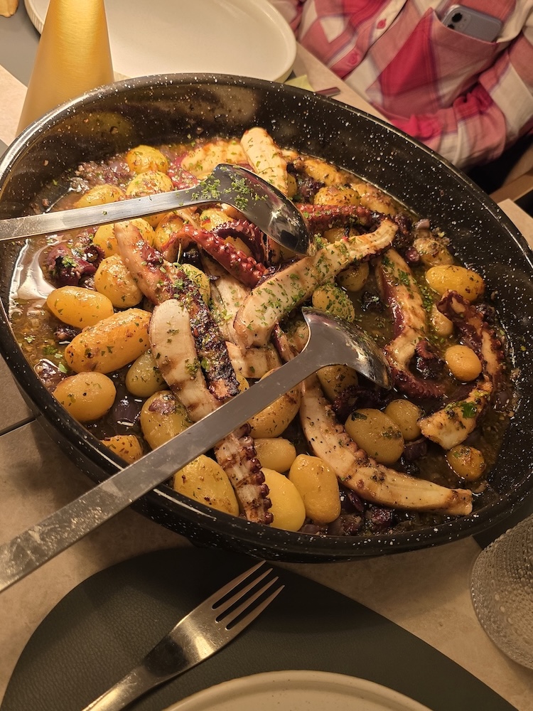 Trogir (Kroatien), gegrillter Oktopus im Restaurat Don Dino. Foto: Beate Ziehres, Reiselust-mag