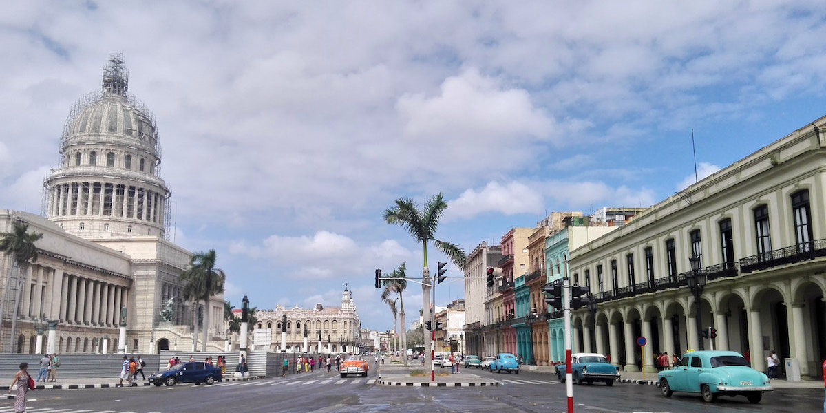 Havanna, Kuba: Straßenszene vor dem Kapitol. Foto: Beate Ziehres, Reiselust-Mag