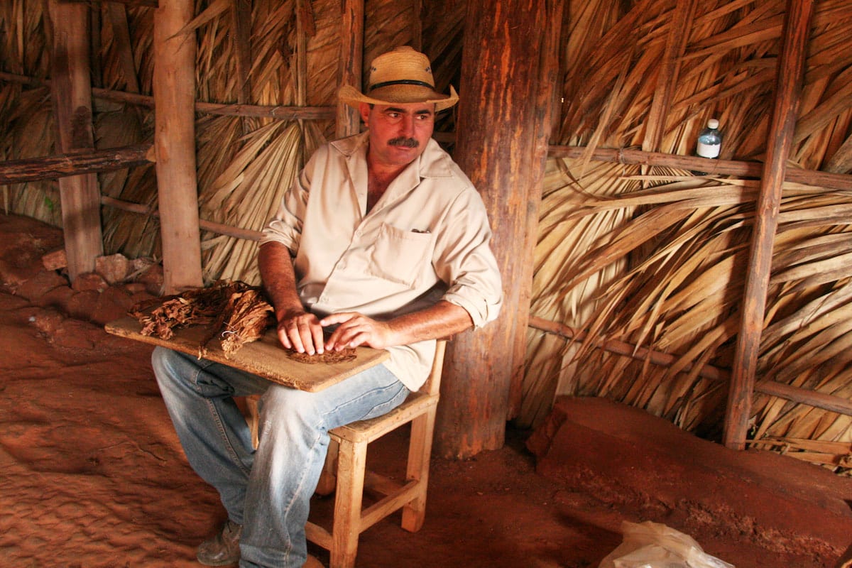 Kuba: Tabakbauer in Vinales-Tal demonstriert die Herstellung von Zigarren. Foto: Beate Ziehres, Reiselust Mag