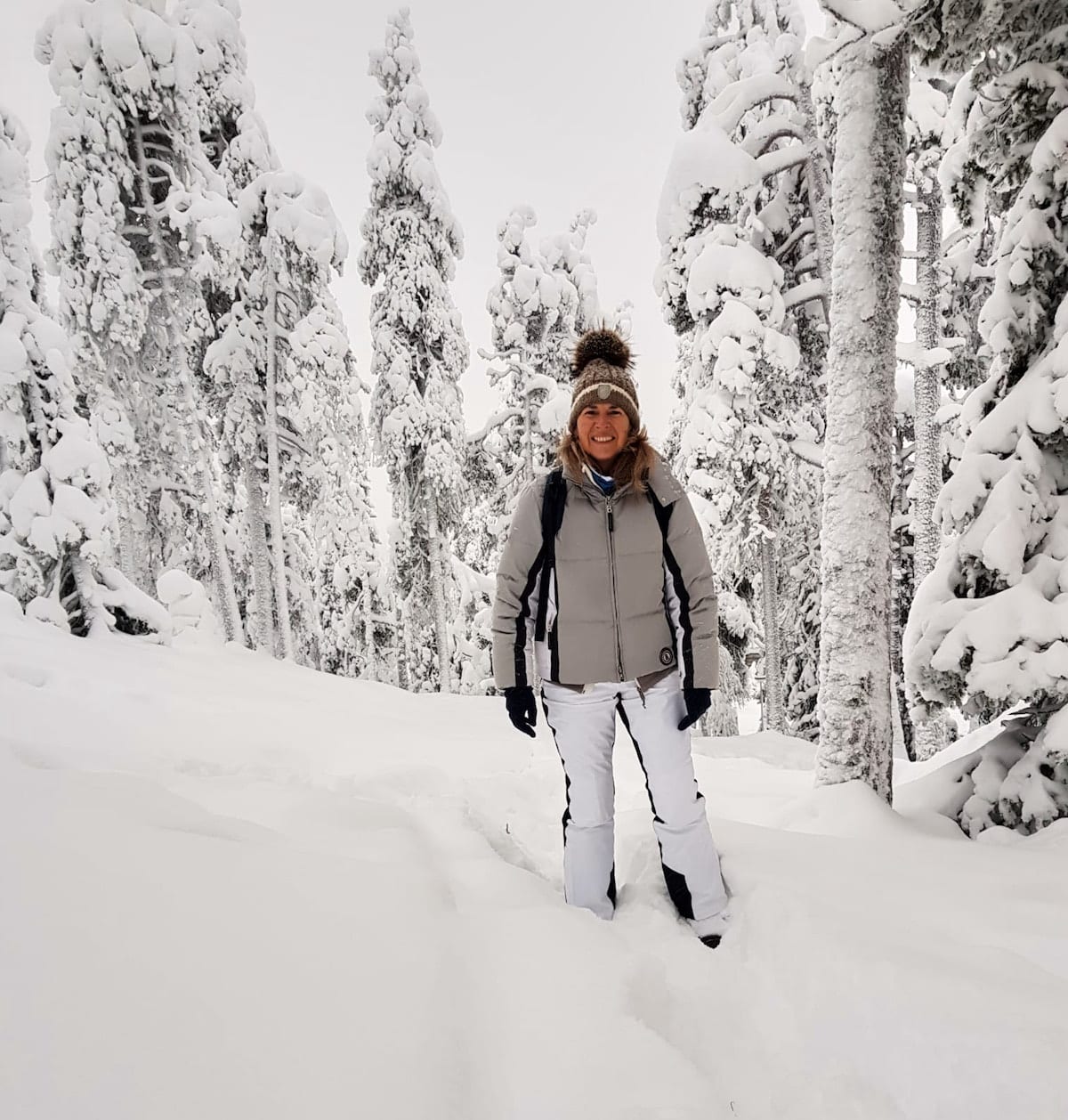 Kuusamo, Finnland. Beate im Tiefschnee. Foto: Lena Ziehres, Reiselust-Mag