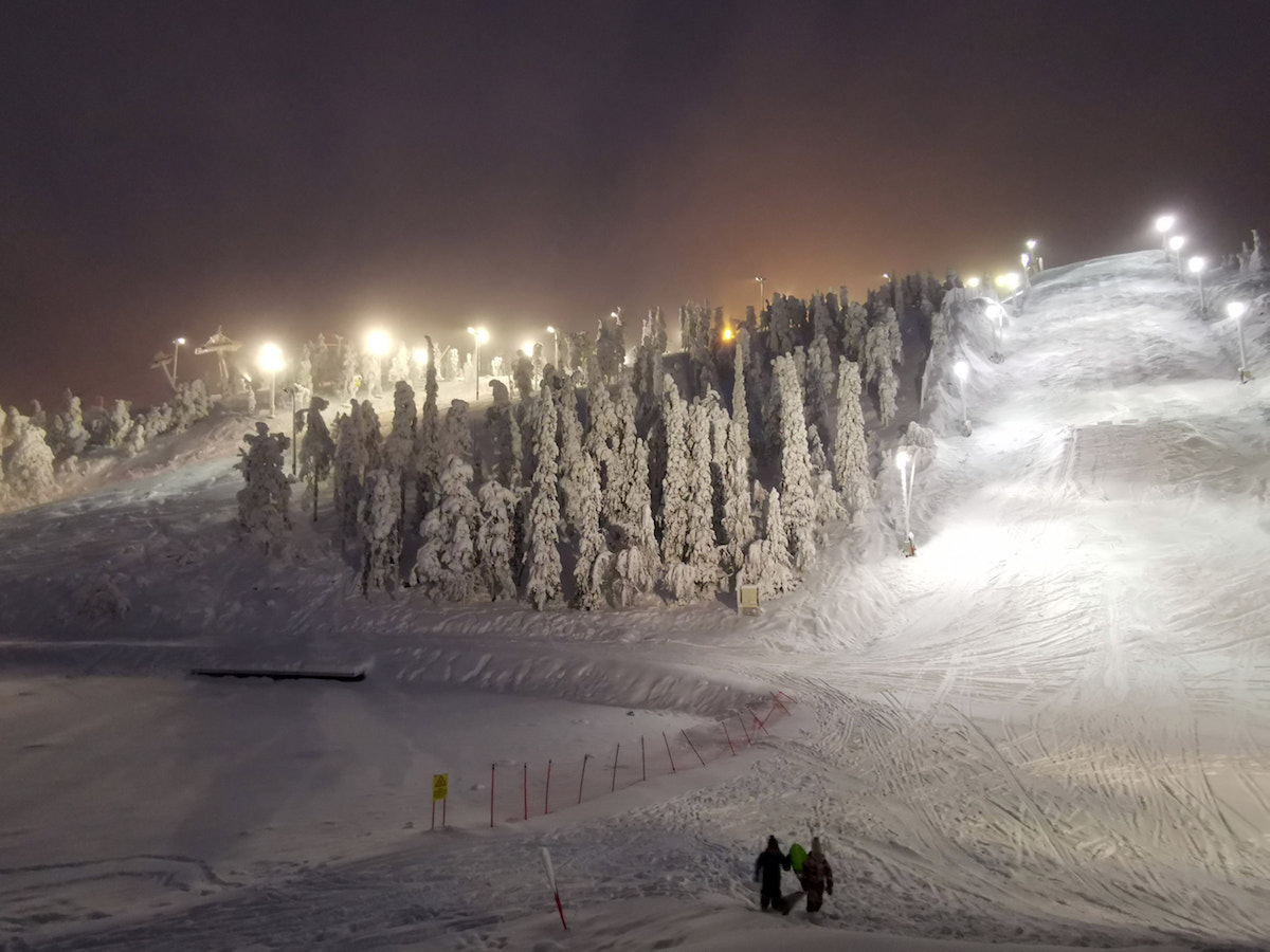 Kuusamo, Finnland: Beleuchtete Skipisten am Rukatunturi, Ruka. Foto: Beate Ziehres, Reiselust-Mag