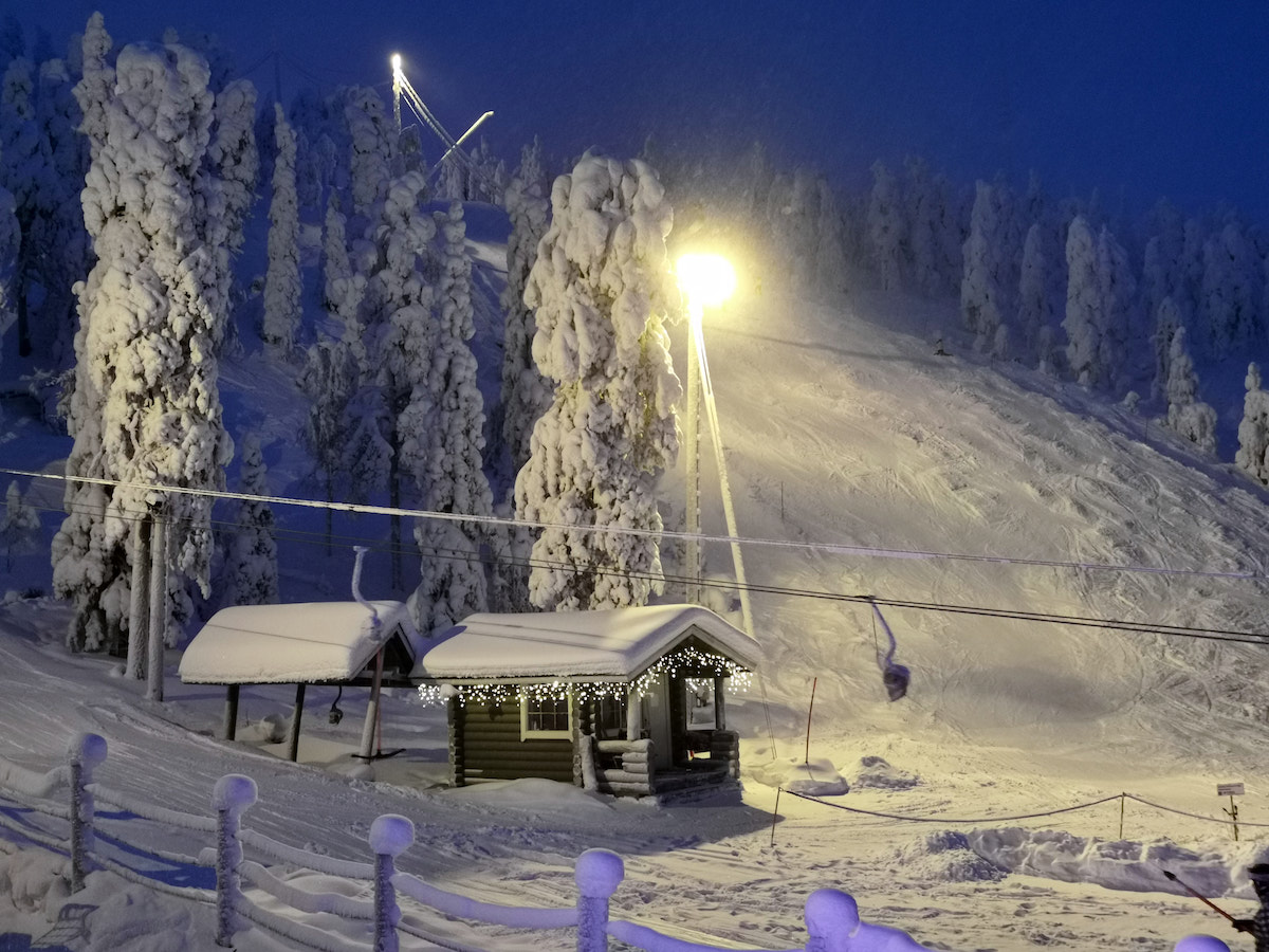 Kuusamo, Finnland: Beleuchtete Skipiste am Rukatunturi, Ruka. Foto: Beate Ziehres, Reiselust-Mag