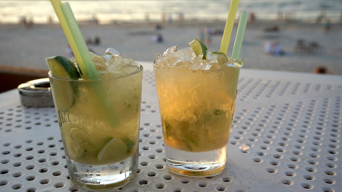 Den Sonnenuntergang am Oststrand von Leba bei einem Caipirinha genießen – ein Vergnügen, das nicht nur wir uns gönnen. Foto: Beate Ziehres