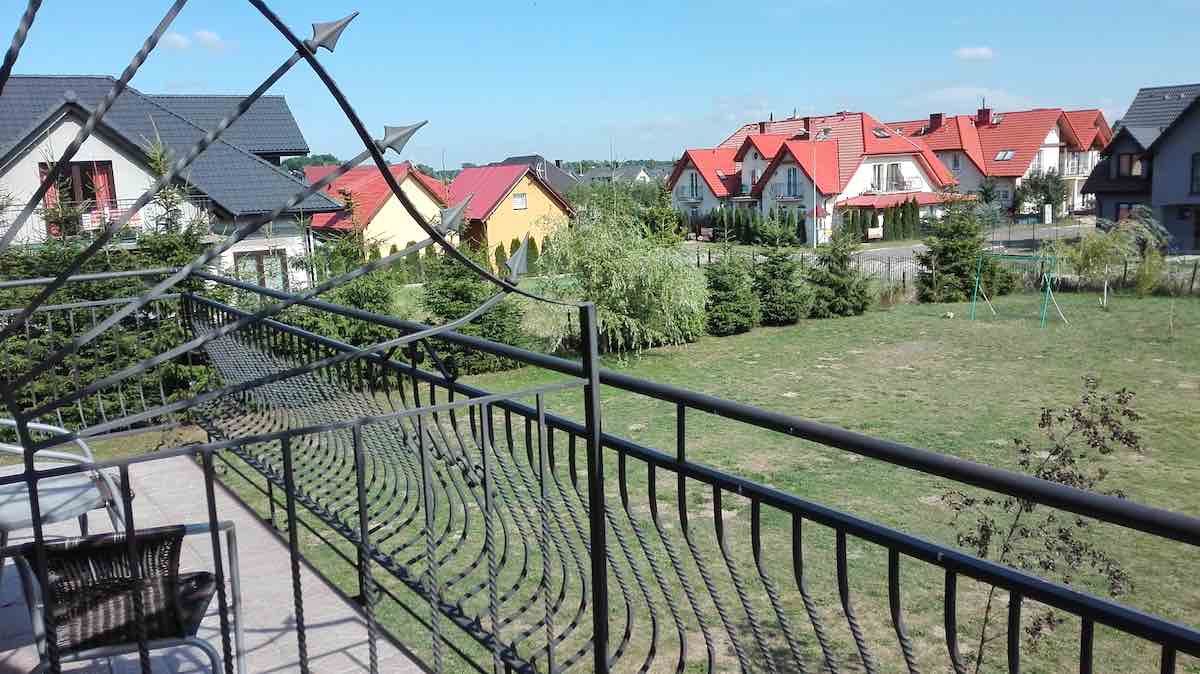 Blick vom Balkon unseres Zimmers auf den Garten und die Nachbarschaft – Foto: Beate Ziehres