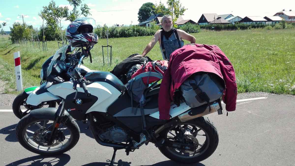 Zwei Motorräder am Wegesrand – Foto: Beate Ziehres