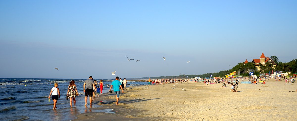 Charakteristisches Leba-Bild: das Hotel Neptun an der polnischen Ostsee – Foto: Beate Ziehres