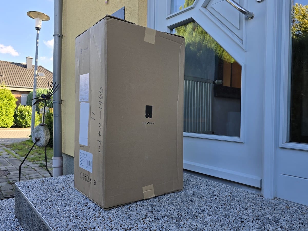 Der Level8 Koffer im Karton bei Ankunft