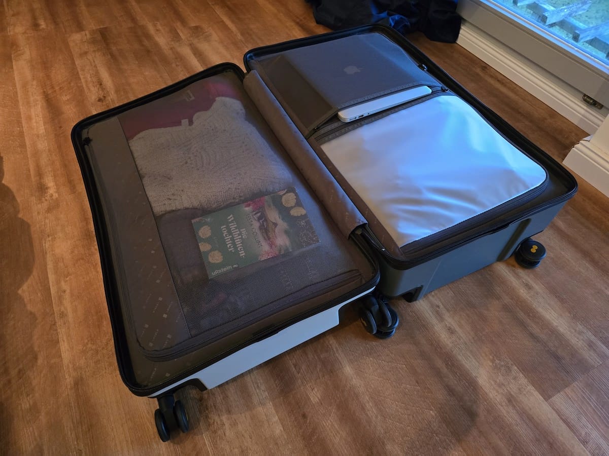 Leicht gepackter Reisekoffer von Level8