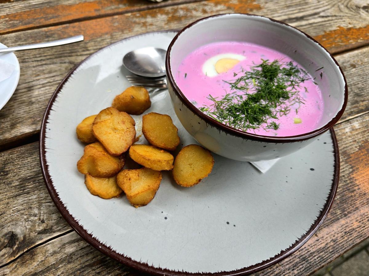 Kalte Rote-Beete-Suppe in Litauen. Foto: Beate Ziehres, Reiselust-Mag