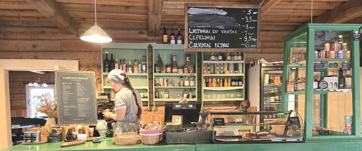 Café Theke im ethnografischen Museum Rumsiskes, Litauen. Foto: Beate Ziehres, Reiselust-Mag