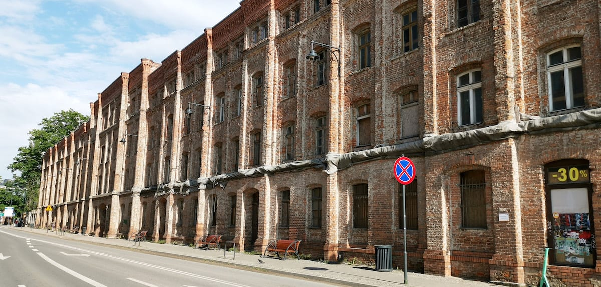 Lodz, unsanierte Arbeiterwohnhäuser an der Poznanski Textilfabrik im Stadtteil Baluty. Foto: Beate Ziehres, Reiselust-Mag
