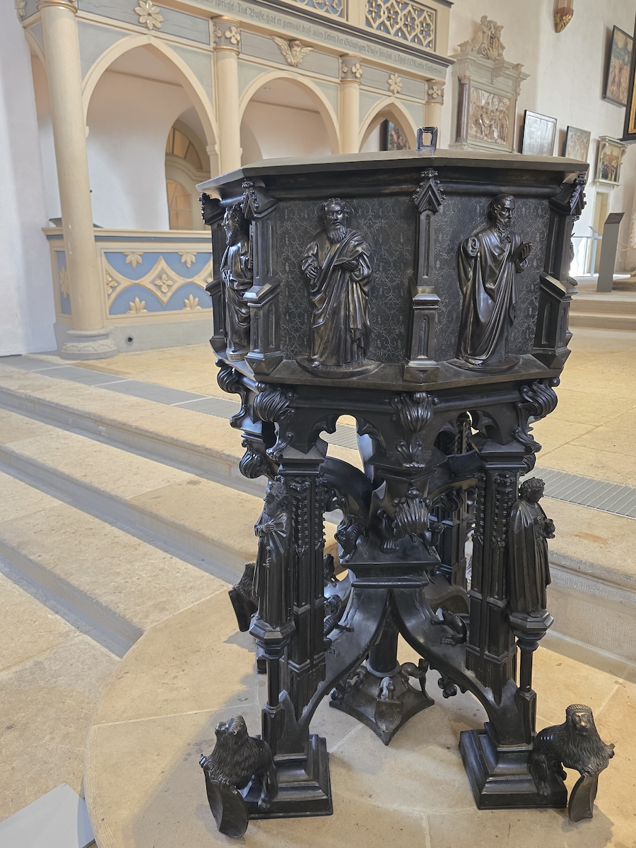 Lutherstadt Wittenberg, Stadtkirche, Taufbecken. Foto: Beate Ziehres, Reiselust-Mag