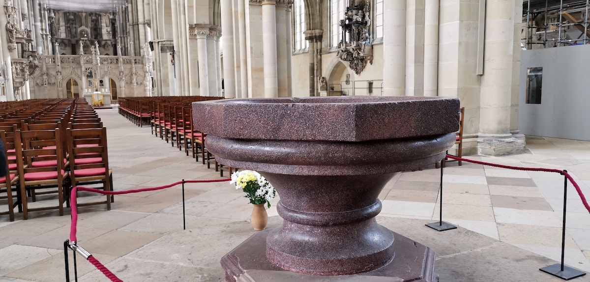 Von Kaiser Otto gestiftetes Taufbecken im Magdeburger Dom. Foto: Beate Ziehres, Reiselust-Mag