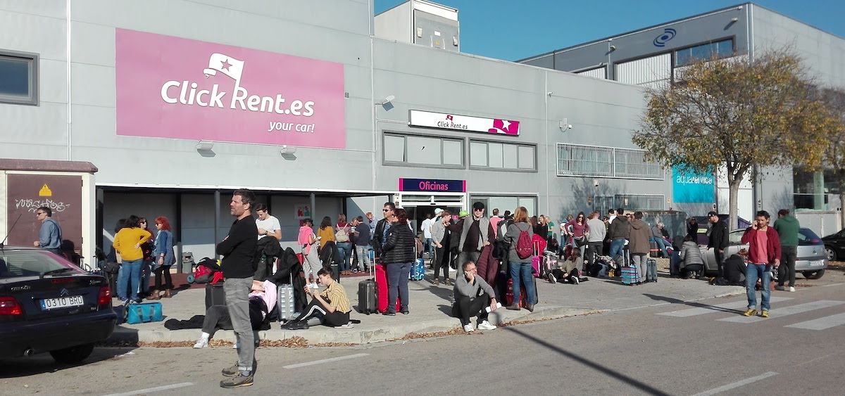 Wartende vor der Autovermietung in Palma de Mallorca – Foto: Beate Ziehres
