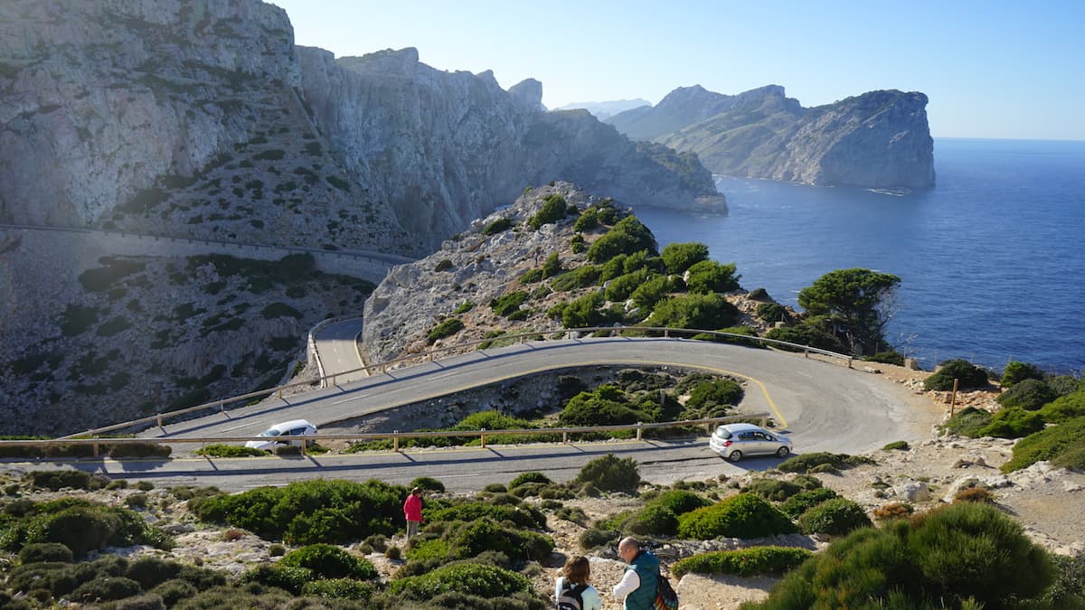 Mallorca im Winter: Serpentinenstraße zum Leuchtturm Cap Formentor. Foto: Beate Ziehres