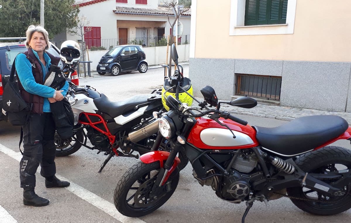 Motorradfahren im Winter auf Mallorca: Pause in der Serra Tramuntana. Foto: Bernd Ewert