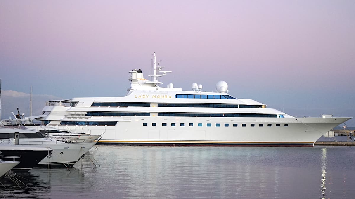 Hafen von Palma de Mallorca im Winter: Megayacht Lady Moura. Foto: Beate Ziehres