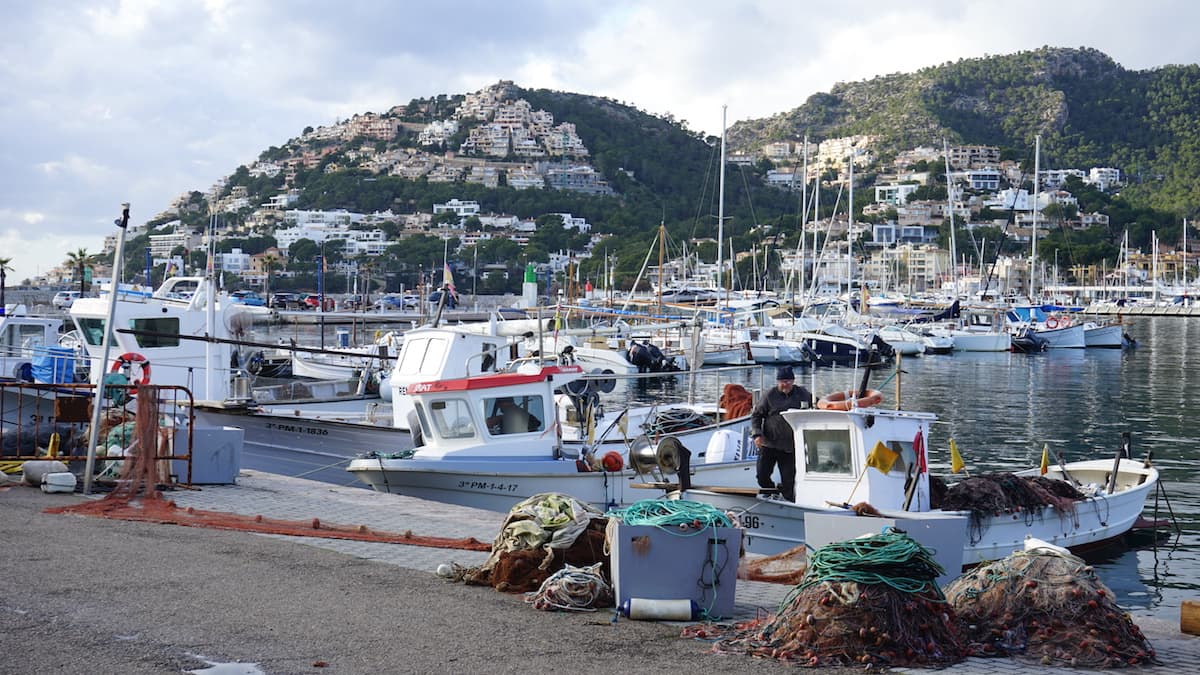 Mallorca im Winter: Fischer in Port d'Andratx. Foto: Beate Ziehres