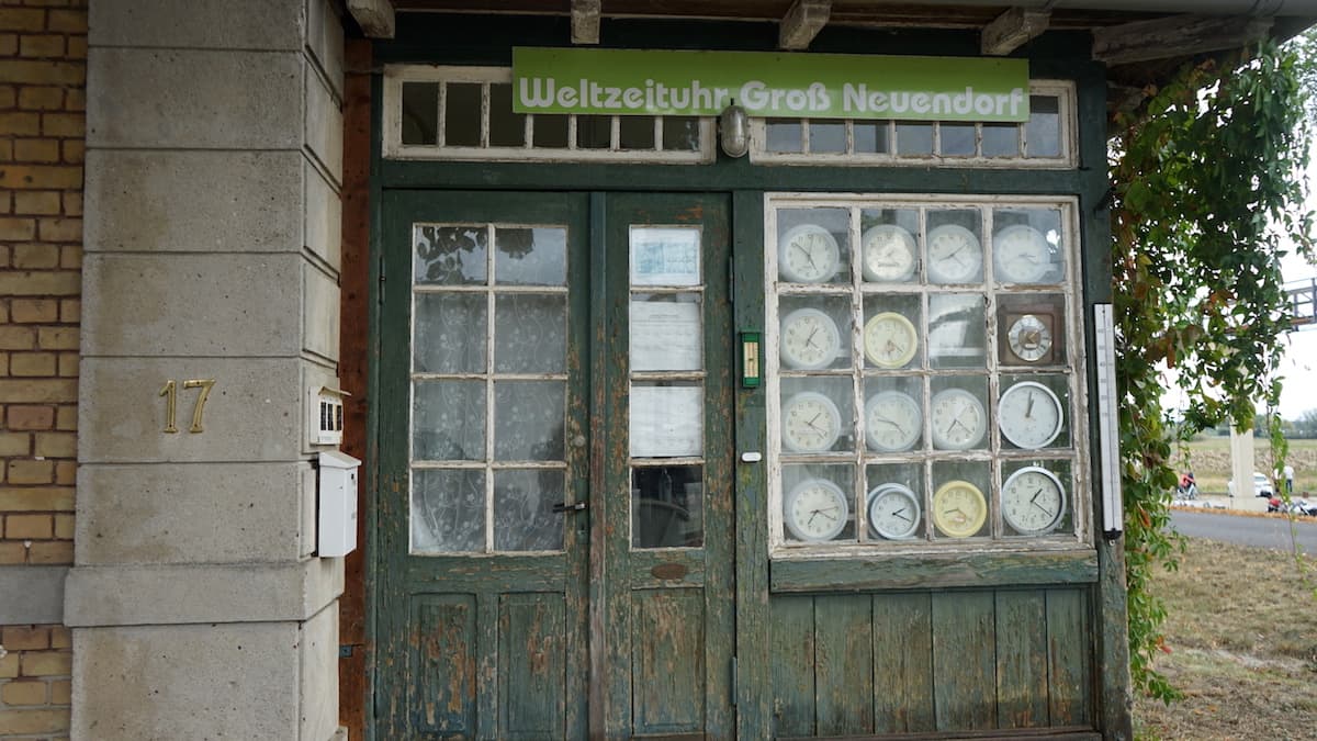 Oderbruch, Groß Neuendorf: Weltzeituhr eines Scherzbolds. Foto: Beate Ziehres