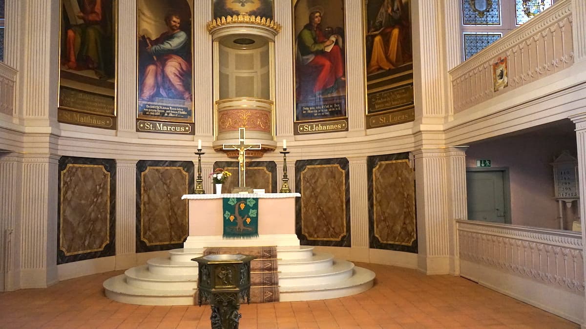 Oberbruch, Neuhardenberg. Altar der Schinkelkirche. Foto: Beate Ziehres