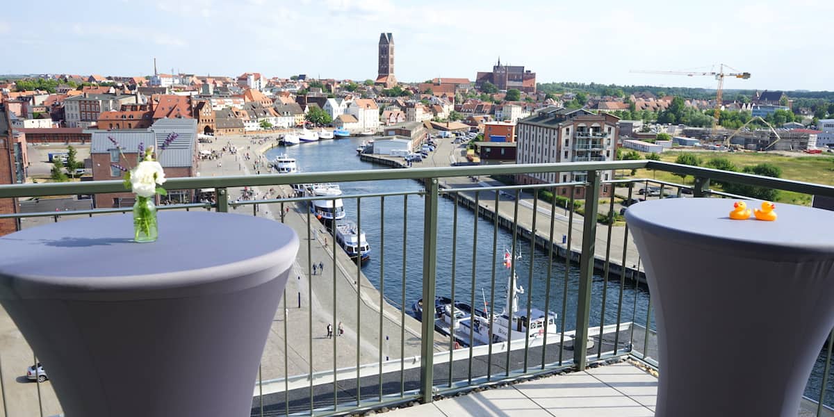 Blick von der Dachterrasse der Ferienwohnung 44 auf Wismar und den Alten Hafen. Foto: Beate Ziehres