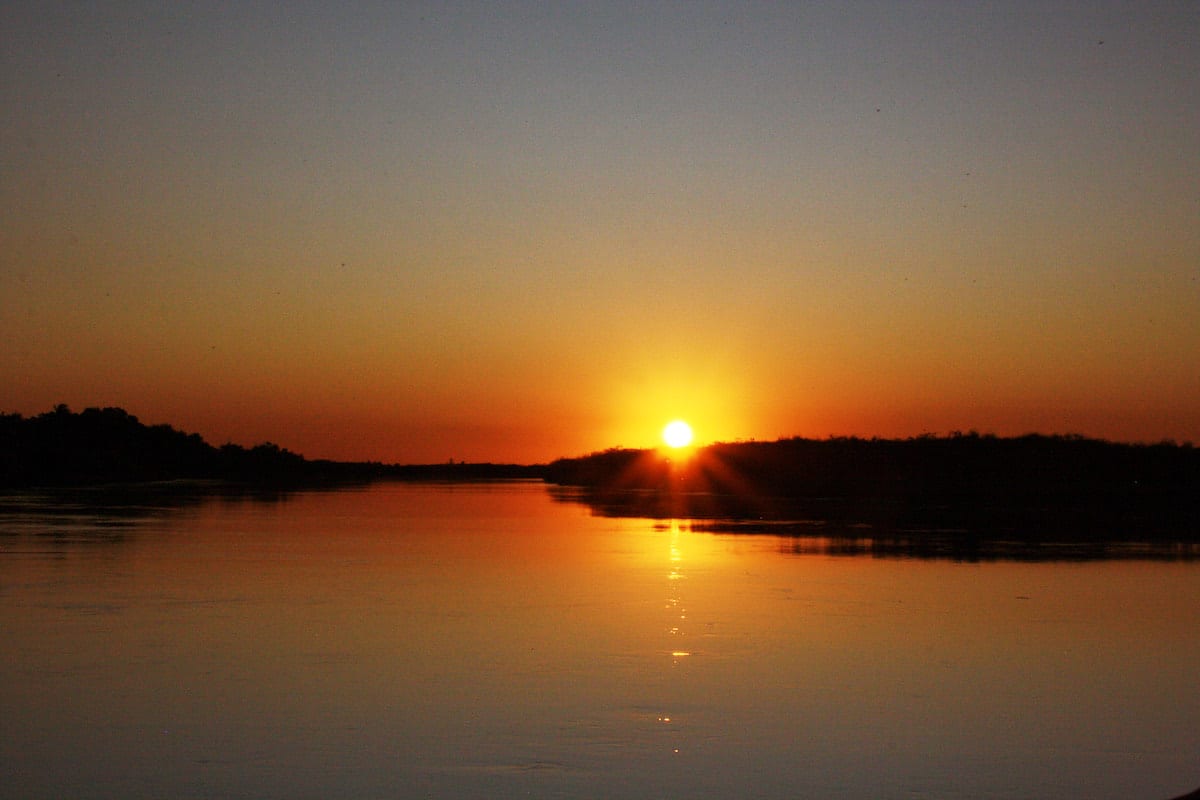 Sonnenuntergang über dem Okavango. Foto: Lena Ziehres, Reiselust-Mag