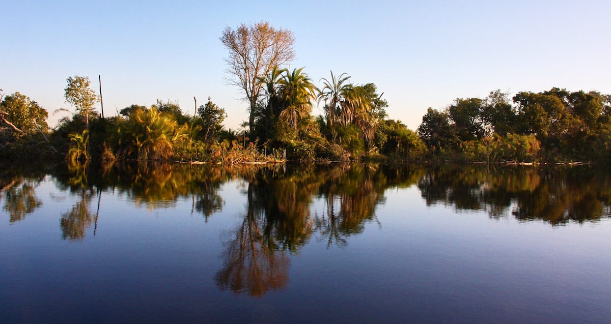 Bootsfahrt auf dem Okavango in den Sonnenuntergang. Foto: Lena Ziehres, Reiselust-Mag