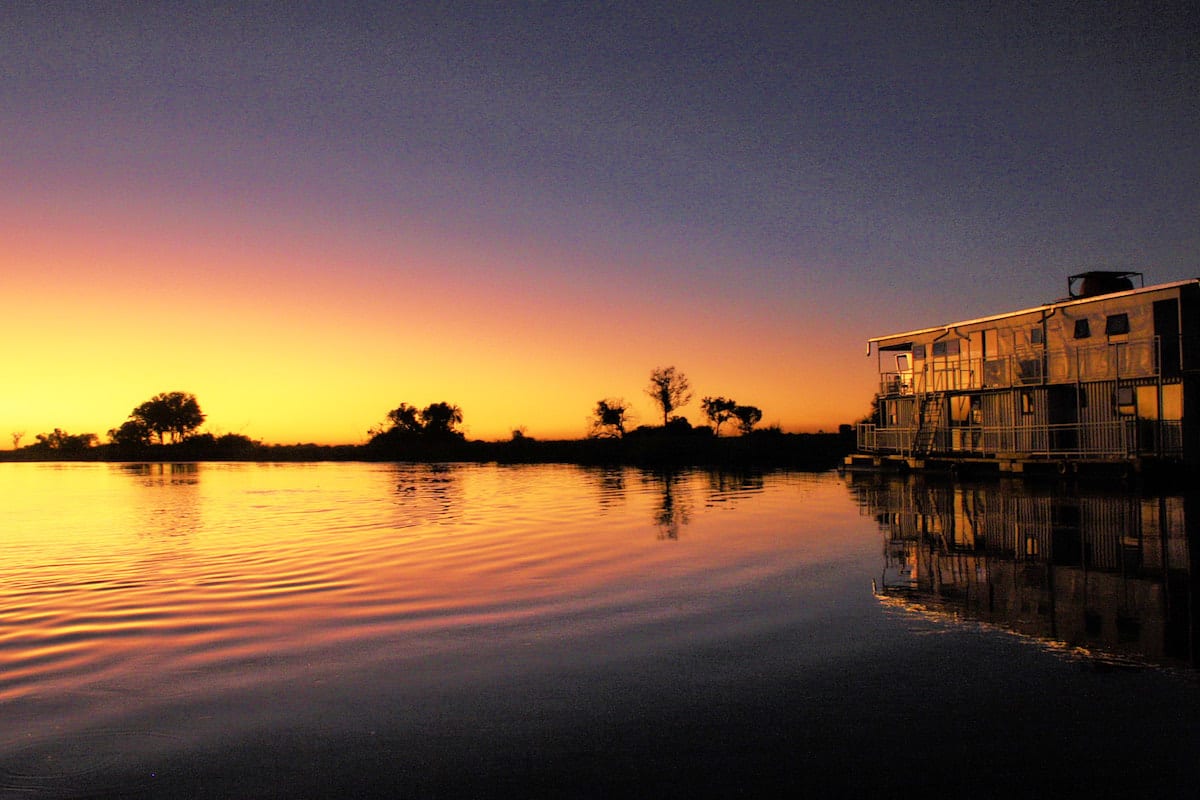 Sonnenuntergang über dem Okavango. Foto: Lena Ziehres, Reiselust-Mag