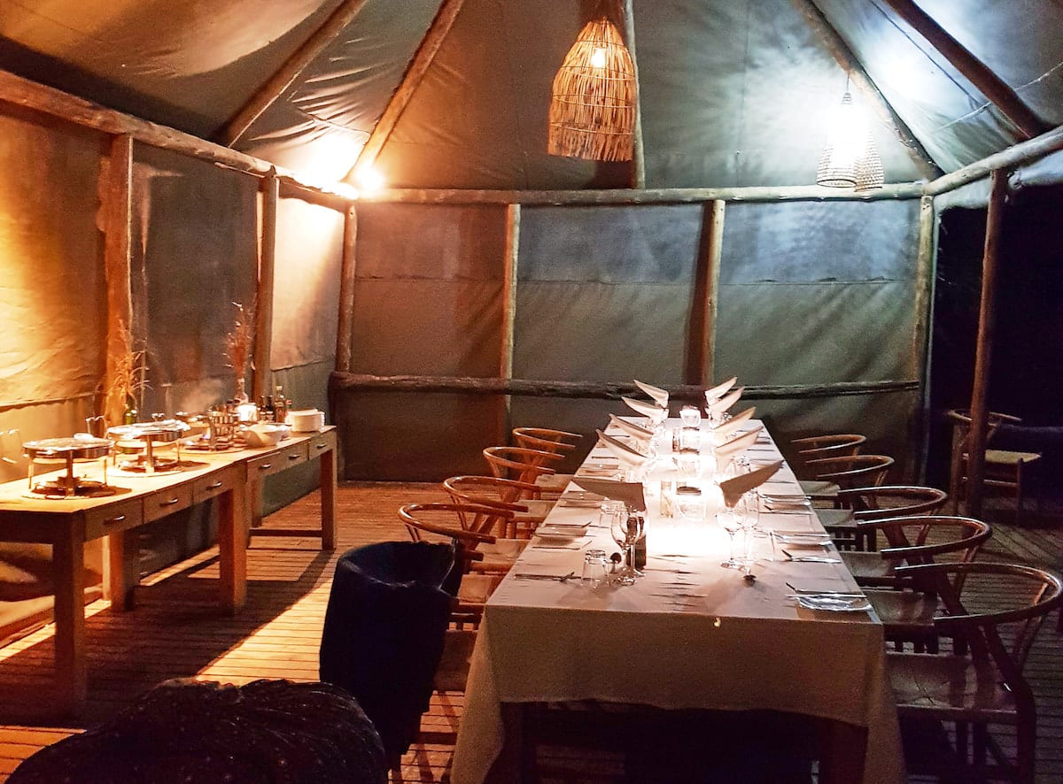 Zeit zum Abendessen in der O Bona Moremi Safari Lodge. Foto: Lena Ziehres