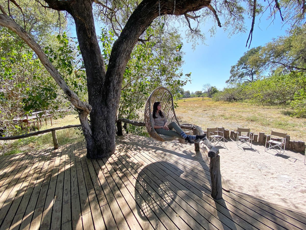 Entspannend: Lena in der O Bona Moremi Safari Logde. Foto: Sebastian Lingk, Reiselust-Mag