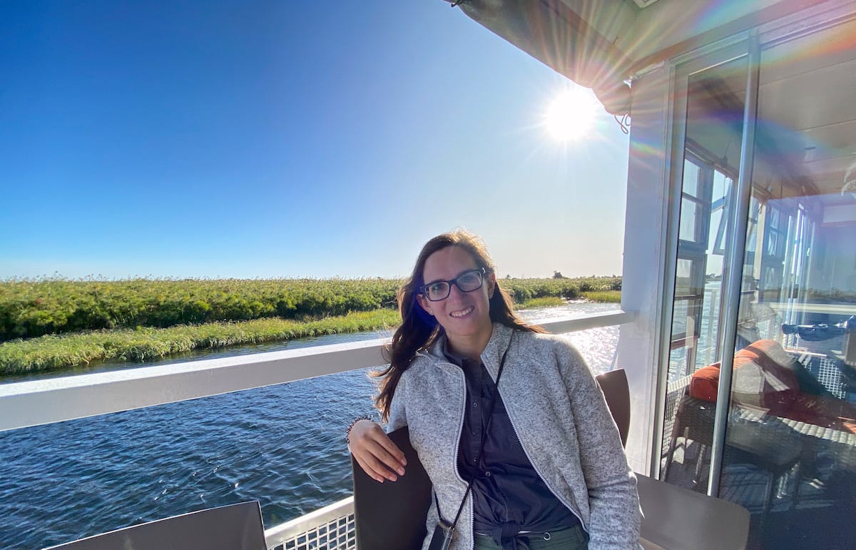 Lena Ziehres auf dem O Bona Okavango Hausboot auf dem Okavango. Foto: Sebastian Lingk, Reiselust-Mag