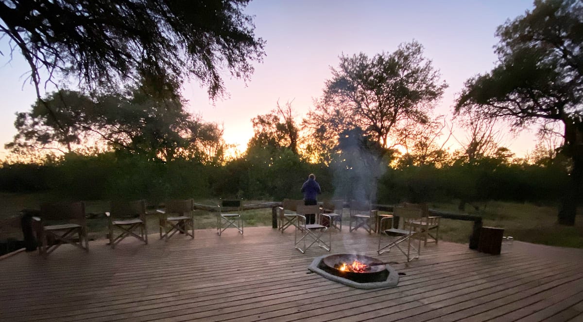 Feuerstelle in der O Bona Moremi Safari Lodge. Foto: Sebastian Lingk, Reiselust-Mag