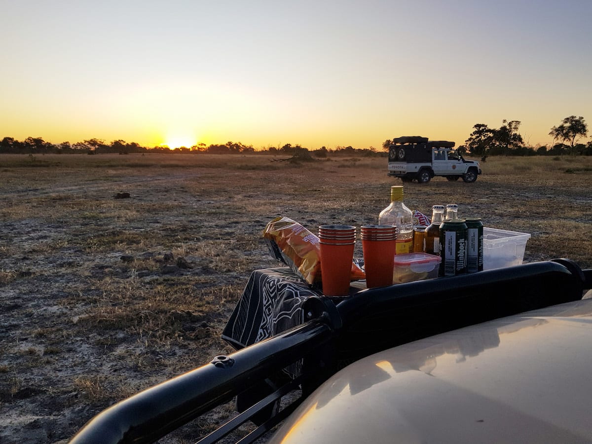 Fertig für eine abendliche Pirschfahrt im Khwai-Gebiet. Foto: Lena Ziehres, Reiselust-Mag