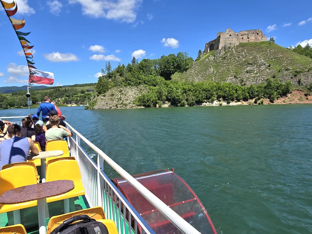 Burg und See Czorsztyn, Überfahrt mit Raddampfer. Foto: Beate Ziehres, Reiselust-Mag