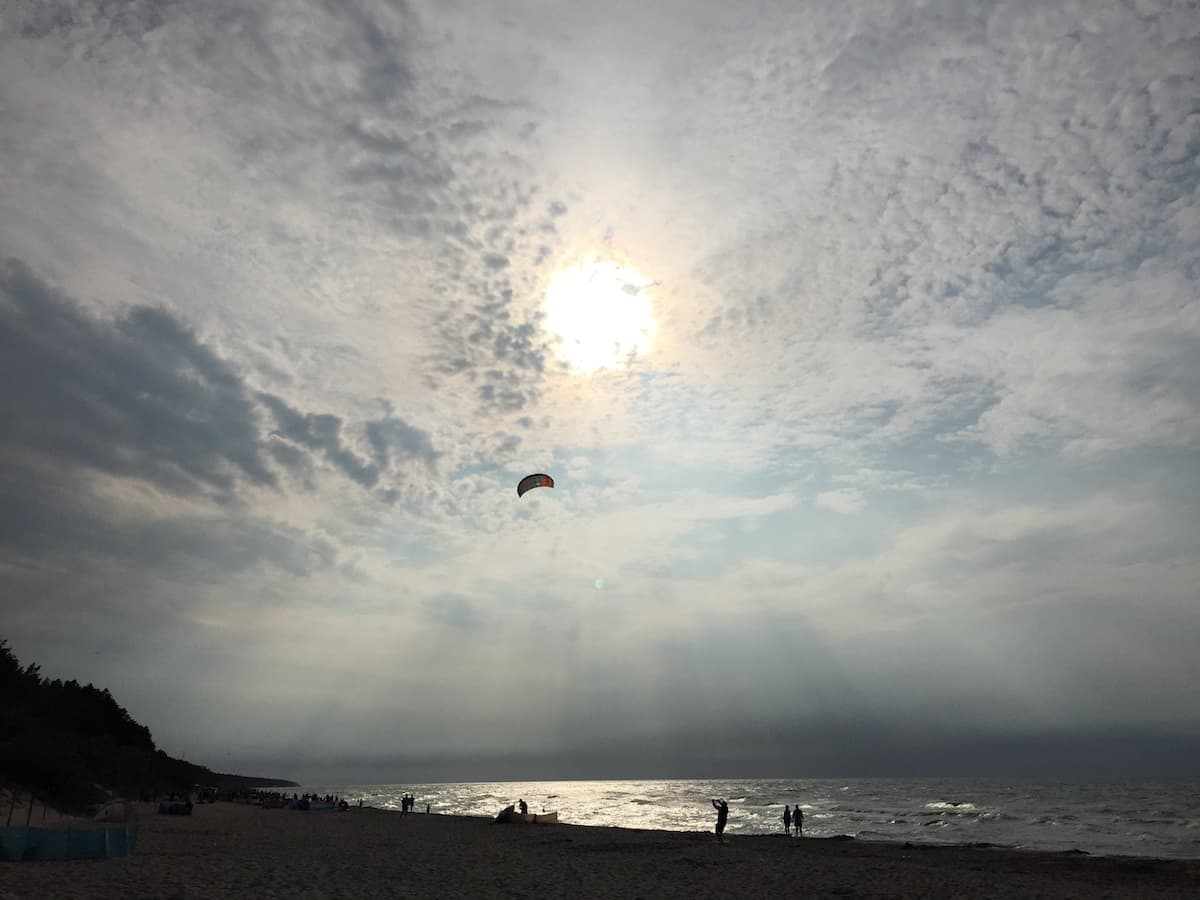 Sonne, Wolken am Strand von Pobierowo, Polen, Ostsee. Foto: Beate Ziehres