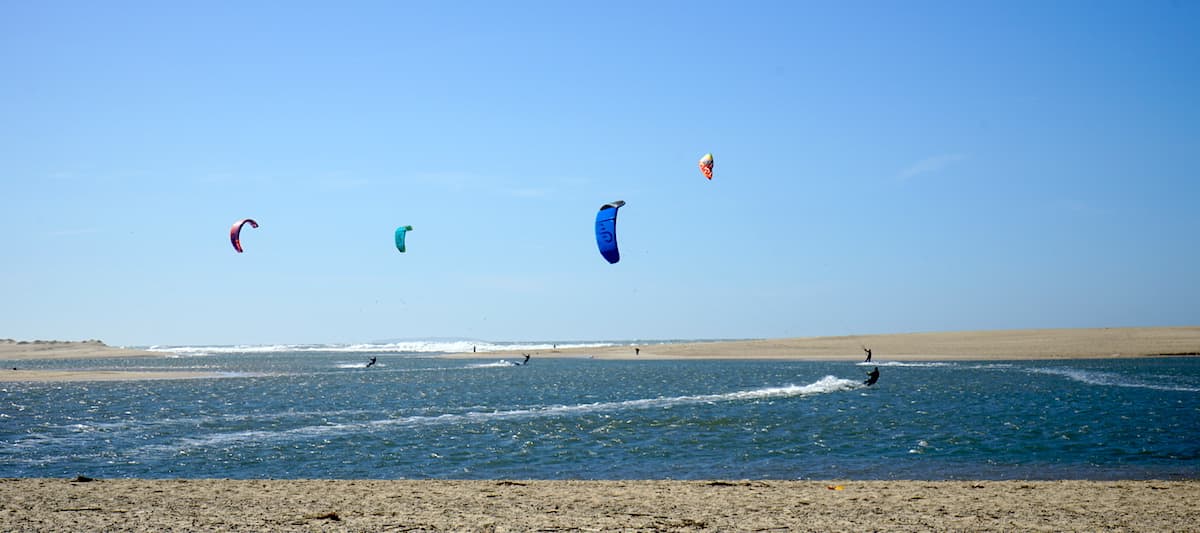 Portugal: Kitesurfer auf der Lagune von Obidos. Foto: Beate Ziehres