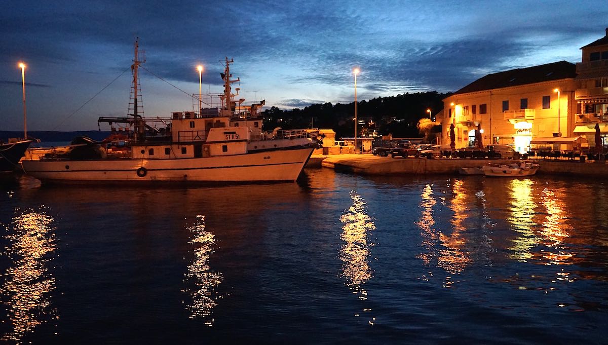 Abendstimmung im Hafen von Sumartin auf der Insel Brac, Kroatien – Foto: Beate Ziehres